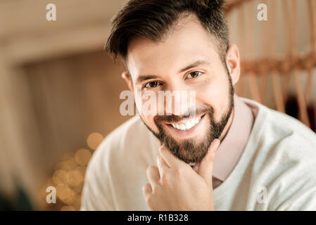 Schöne bärtige Mann sein Kinn durchlöcherte Stockfoto