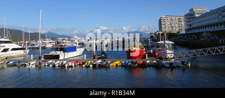 Panorama der Boote und Ausschreibungen in der Marina, Cairns, Queensland, Australien. Keine PR Stockfoto