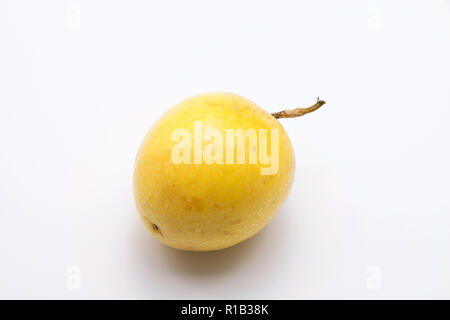Closeup gelbe Passionsfrucht isoliert auf weißem Hintergrund Stockfoto