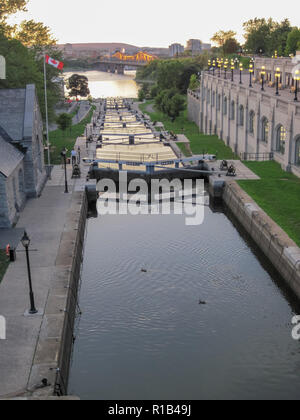 Rideau Canal Locks in der Dämmerung in der Stadt Ottawa, Ontario, Kanada Stockfoto