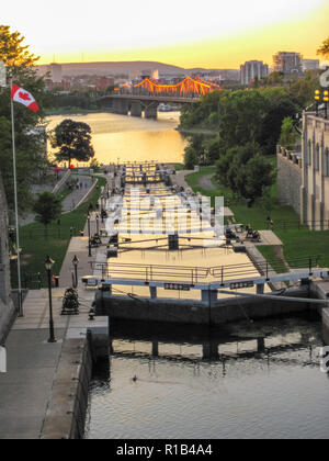 Rideau Kanal Schleusen bei Sonnenuntergang in der Stadt Ottawa, Ontario, Kanada Stockfoto