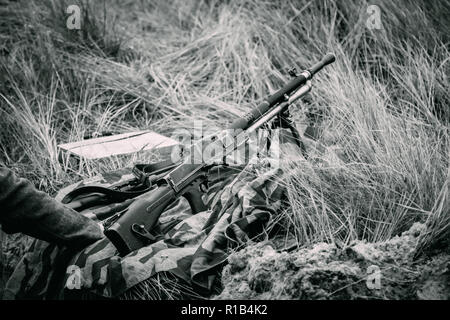 Gomel, Belarus - November 26, 2017: Light Machine Gun der Tschechischen Produktion für den Wiederaufbau der Kämpfe in Gomel auf Schwarz/Weiß-Bild Stockfoto