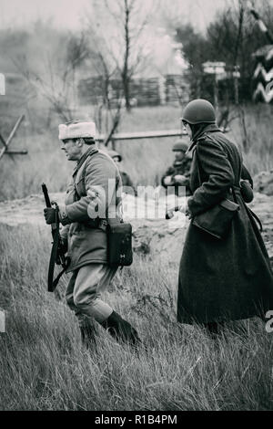 Gomel, Belarus - November 26, 2017: Russische Soldaten der Roten Armee in die Jacke und Mantel nach der Schlacht. Die Schwarz-Weiß-Fotografie Stockfoto