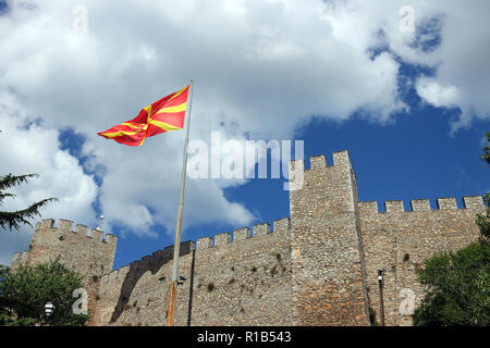 Alte Festung des Zaren Samuel und mazedonischen Flagge Mazedonien Ohrid Stockfoto