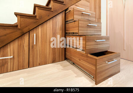 Moderne Architektur Interieur mit Luxus-Flur mit glänzenden Holztreppen in modernen stöckiges Haus. Speziell angefertigte ausziehbaren Schränke auf Gleitern in Schlitze u Stockfoto