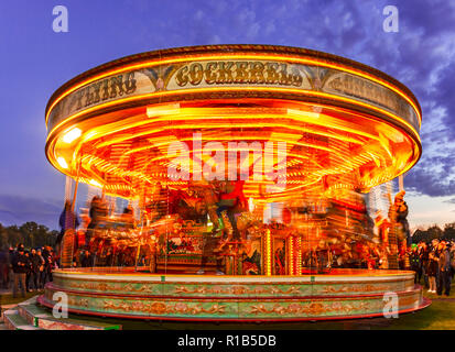 Karussell Kreisverkehr oder Merry go round auf einer Kirmes. Stockfoto