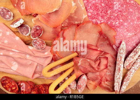 Charcuterie Verkostung. Ein Foto von vielen verschiedenen Wurst und Schinken, Aufschnitt, Schuß von der Oberseite Stockfoto