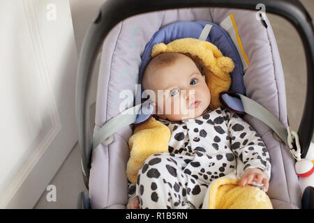 Kleines Mädchen sitzt in den Autositz Stockfoto