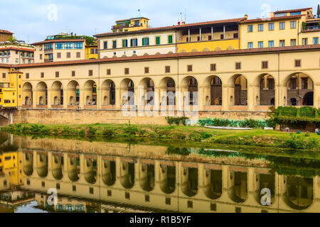 Vasari Korridor oder Corridoio Vasariano in Florenz, Toskana, Italien und Reflexion in den Fluss Arno Stockfoto
