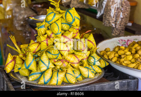 Traditionelle indonesische Ketupat Reis Pakete in Palmblättern verpackt auf einem Balinesischen Markt Stockfoto