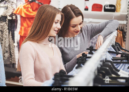 Junge hübsche Frauen bei der wöchentlichen Tuch Markt - Beste Freunde teilen Freizeit Spaß und Shopping Stockfoto