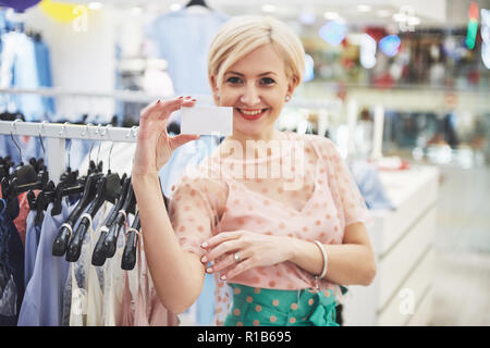 Lächelnd Shop Manager vor Ihrer Boutique Stockfoto