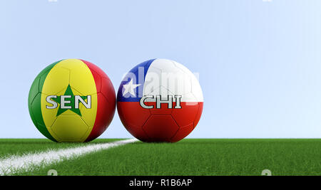 Senegal gegen Chile Fußball Match - Fußball-Kugeln im Senegal und in Chile nationalen Farben auf einem Fußballfeld. Kopieren Sie Platz auf der rechten Seite - 3D-Rendering Stockfoto