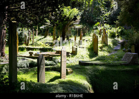 Der Friedhof von St. Just's Church, Wasser von der Fal Estuary, St Just in Roseland, Truro, Cornwall, England Stockfoto