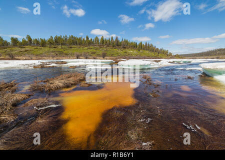 Frühling Landschaft auf dem Creek mit Türkis Eisschollen, Unterwasser Eis orange und grüne Hügel an einem schönen Tag im Süden Jakutien, Russland Stockfoto