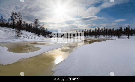 Trübe Winterlandschaft mit Golden Stream in Jakutien, Russland Stockfoto