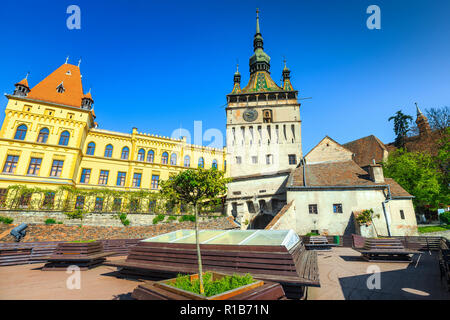 Berühmten Uhrenturm Gebäude in die beste touristische Stadt, Rastplatz mit Bänken, Schäßburg, Siebenbürgen, Rumänien, Europa Stockfoto