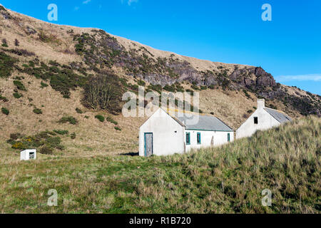 Abgebrochene lachs Verrechnung Gebäude nach Beendigung der Lachs Verrechnung aus St. Cyrus Strand, Angus, Schottland, Großbritannien. Stockfoto