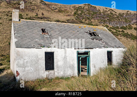 Abgebrochene lachs Verrechnung Gebäude nach Beendigung der Lachs Verrechnung aus St. Cyrus Strand, Angus, Schottland, Großbritannien. Stockfoto