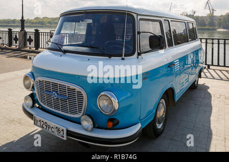 Rostow-am-Don, Russland, 07. Oktober 2017: Cyan retro minivan Barkas B 1000 bei der Ausstellung von alten Autos am Ufer des Don Stockfoto