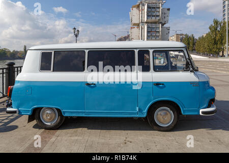 Rostow-am-Don, Russland, 07. Oktober 2017: Cyan retro minivan Barkas B 1000 bei der Ausstellung von alten Autos am Ufer des Don. Seitenansicht Stockfoto