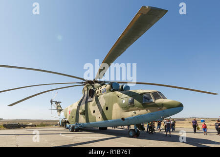KADAMOVSKIY TRAINING GROUND, ROSTOV REGION, Russland, 26. AUGUST 2018: Transport universal militärische Hubschrauber MI-26 und Besucher der Ausstellung Stockfoto