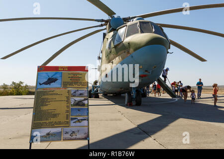 KADAMOVSKIY TRAINING GROUND, ROSTOV REGION, Russland, 26. AUGUST 2018: Transport universal militärische Hubschrauber MI-26 und Besucher der Ausstellung Stockfoto