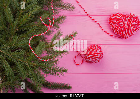 Weihnachten Zusammensetzung auf rosa Holz- Hintergrund. Stockfoto