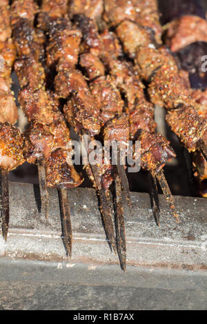 Huhn shashlyk wird in der Ansicht gegrillt Stockfoto