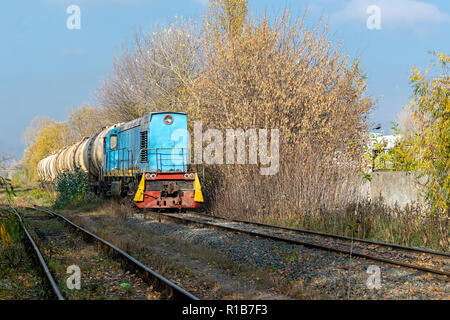 Diesellokomotive liefern Öl in Tanks im industriellen Bereich Stockfoto