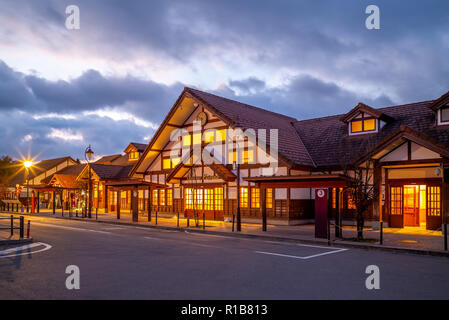 Nacht kawaguchiko Bahnhof in Japan Stockfoto