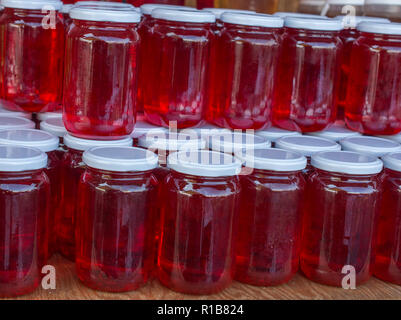 Marmelade in Gläser mit Stoff in der Ansicht abgedeckt Stockfoto