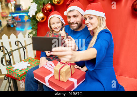 Familie selfie mit Weihnachten Geschenke Stockfoto