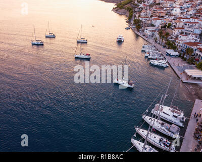 Luftaufnahme von Ermioni Meer Marina bei Dämmerung, Ägäis, Griechenland. Stockfoto