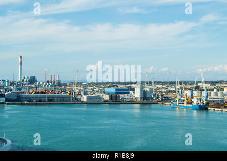 Hafen von Civitavecchia - die Hauptstadt von Rom, eine wichtige Fracht Hafen für den Seeverkehr in Italien Stockfoto