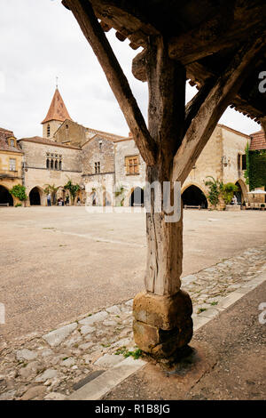 Die mittelalterlichen Hauptplatz von Monpazier in der Dordogne Frankreich. Stockfoto