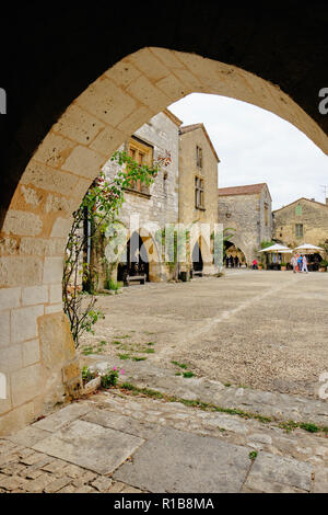 Die mittelalterlichen Hauptplatz von Monpazier in der Dordogne Frankreich. Stockfoto