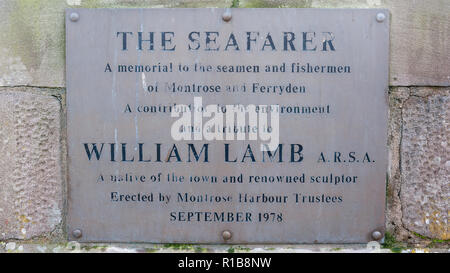 Plakette William Lamb, renommierte Bildhauer und heimisch in Montrose zu gedenken. Auch die Beschreibung der Statue namens der Seemann im Speicher der tapferen Seeleute. Stockfoto