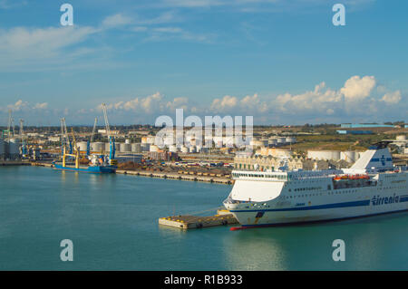 Hafen von Civitavecchia - die Hauptstadt von Rom, eine wichtige Fracht Hafen für den Seeverkehr in Italien, 7. Oktober 2018 Stockfoto