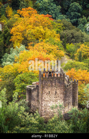 Lousã Schloss aus der Sicht gesehen, mit Bäumen mit Farben des Herbstes im Hintergrund, in Lousã, Portugal. Stockfoto