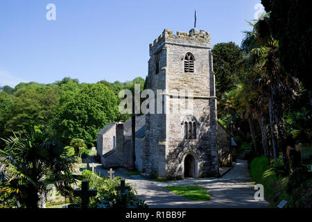 St nur Kirche sitzt unter Bäume und Laub, neben der St. Just Creek von der Fal Estuary, St Just in Roseland, Truro, Cornwall, England Stockfoto