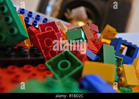 Duplo Steine sind in einem Wohnzimmer Teppich in einer Familie zu Hause in Warwick, Großbritannien, am 11. November 2018. Stockfoto