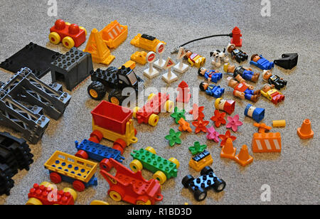 Duplo Steine sind in einem Wohnzimmer Teppich in einer Familie zu Hause in Warwick, Großbritannien, am 11. November 2018. Stockfoto