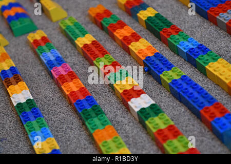 Duplo Steine sind in einem Wohnzimmer Teppich in einer Familie zu Hause in Warwick, Großbritannien, am 11. November 2018. Stockfoto