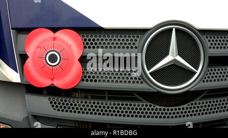 Roter Mohn Tag der Erinnerung auf Mercedes Car Grill Deutsche und Britische ersten Weltkrieg symbol Konzept Stockfoto