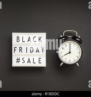 Kreative, oben flach Förderung Zusammensetzung Schwarzer Freitag verkauf Text auf lightbox Wecker schwarzen Hintergrund Kopie Platz Square Vorlage Schwarz frid Stockfoto