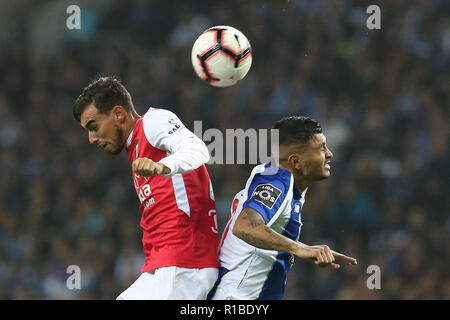 Porto, Portugal. 10 Nov, 2018. Ricardo Horta (L) von Braga Mias mit Corona von Porto während der Portugiesischen Liga Fußball Match zwischen dem FC Porto und SC Braga im Dragon Stadion in Porto, Portugal, am 10. November 2018. Porto gewann 1:0. Credit: Catarina Morais/Xinhua/Alamy leben Nachrichten Stockfoto