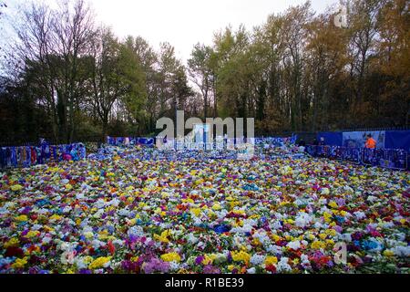 Leicester. 11 Nov, 2018. Tribute links für Leicester City Vorsitzender Vichai Srivaddhanaprabha, der bei einem Hubschrauberabsturz außerhalb der King Power Stadion starb, bevor die Englische Premier League Match zwischen Leicester City FC und Burnley FC für die King Power Stadion in Leicester, Großbritannien am 10. November 2018 gesehen werden. Das Spiel endete 0:0. Quelle: Xinhua/Alamy leben Nachrichten Stockfoto