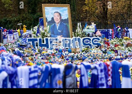 Leicester. 11 Nov, 2018. Tribute links für Leicester City Vorsitzender Vichai Srivaddhanaprabha, der bei einem Hubschrauberabsturz außerhalb der King Power Stadion starb, bevor die Englische Premier League Match zwischen Leicester City FC und Burnley FC für die King Power Stadion in Leicester, Großbritannien am 10. November 2018 gesehen werden. Das Spiel endete 0:0. Quelle: Xinhua/Alamy leben Nachrichten Stockfoto