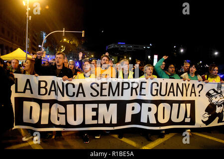 Barcelona, Spanien. 10 Nov, 2018. Die demonstranten gesehen mit einem riesigen Banner: Banking gewinnt immer, genug ist genug während der Proteste. Hunderte von Menschen aus allen Teilen Spaniens Protest gegen das oberste spanische Gericht Entscheidung des Klienten und nicht die Banken die Steuer auf Hypotheken zu bezahlen. Credit: SOPA Images Limited/Alamy leben Nachrichten Stockfoto